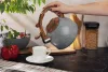 MagicHome rozsdamentes acél sípoló teáskanna fa hatású fogantyúval – 2,5 liter, szürke