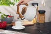 MagicHome rozsdamentes acél sípoló teáskanna fa hatású fogantyúval – 2,5 liter, fehér