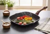 MagicHome Black Marble Line négyzet alakú grillserpenyő 2 rétegű márványhatású tapadásmentes bevonattal – 28 × 28 cm
