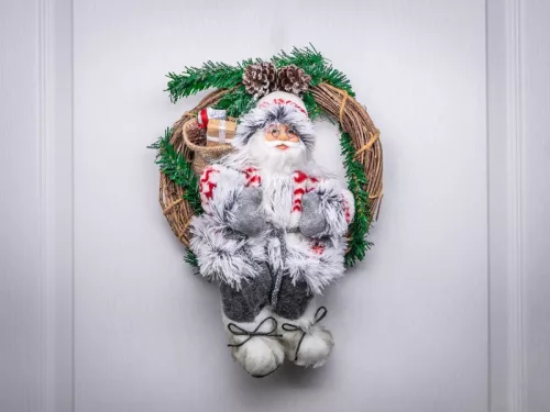 MagicHome Karácsony, Koszorú, Mikulás ülve a koszorúban, 30 cm